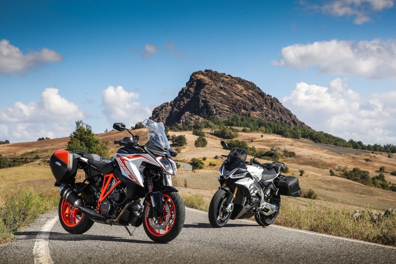 Aprilia Tuono V4 VS KTM 1290 Super Duke GT: la SFIDA delle hypernaked!
